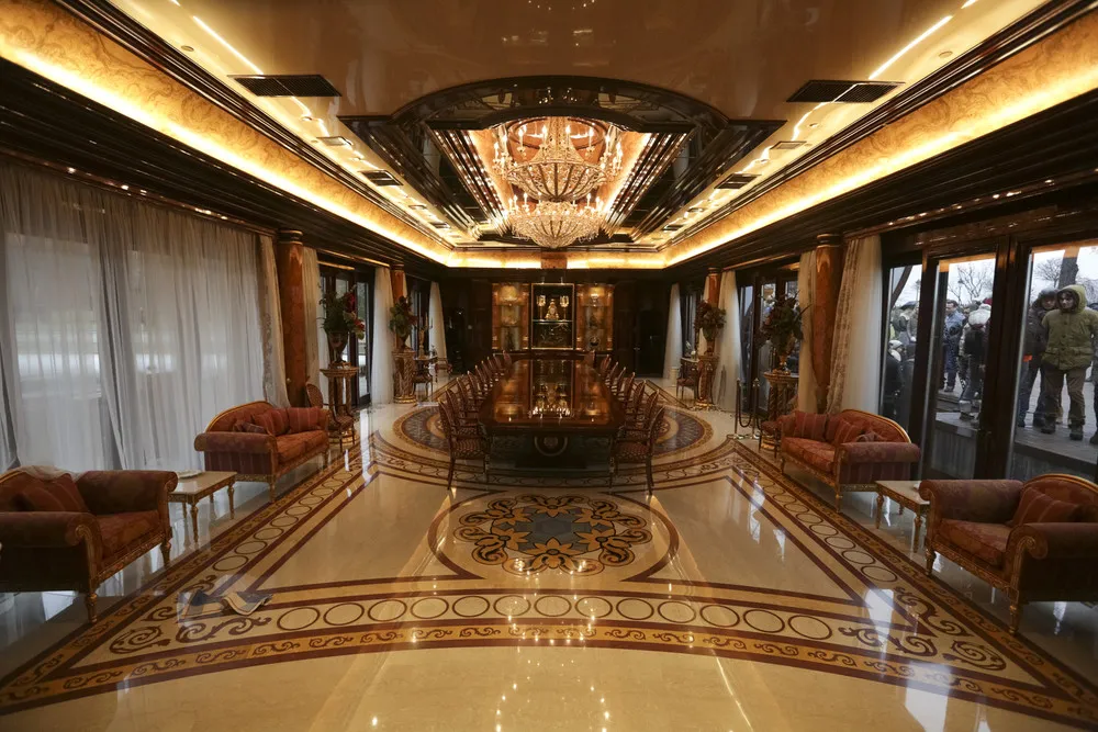 Ukrainians Flock to See Yanukovych's Mansion