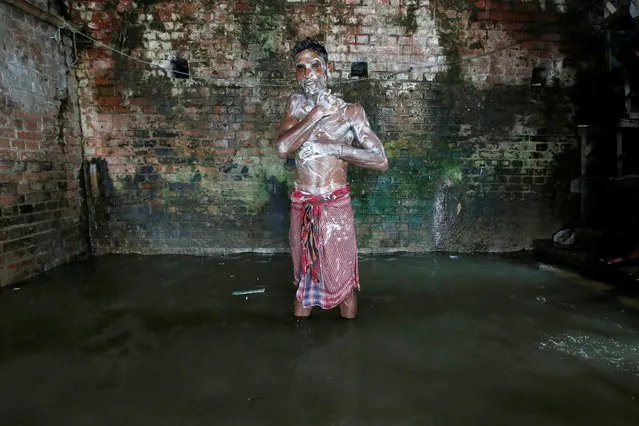 A man takes a bath on a hot summer day on the banks of river Ganges in Howrah, on the outskirts of Kolkata, India, June 18, 2019. (Photo by Rupak De Chowdhuri/Reuters)