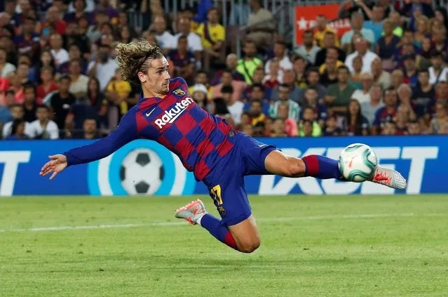 Barcelona's Antoine Griezmann scores their first goal against Real Betis at Camp Nou, Barcelona, Spain, August 25, 2019. (Photo by Albert Gea/Reuters)