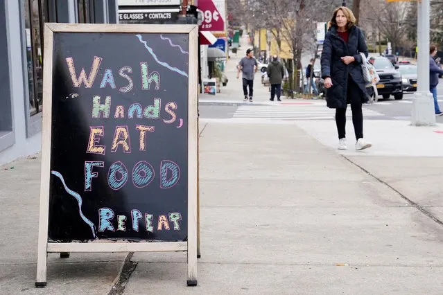 A restaurant displays a sign around the corner from SAR High School, which has been shut down due to Coronavirus, in the Bronx, New York, March 3, 2020. (Photo by Carlo Allegri/Reuters)