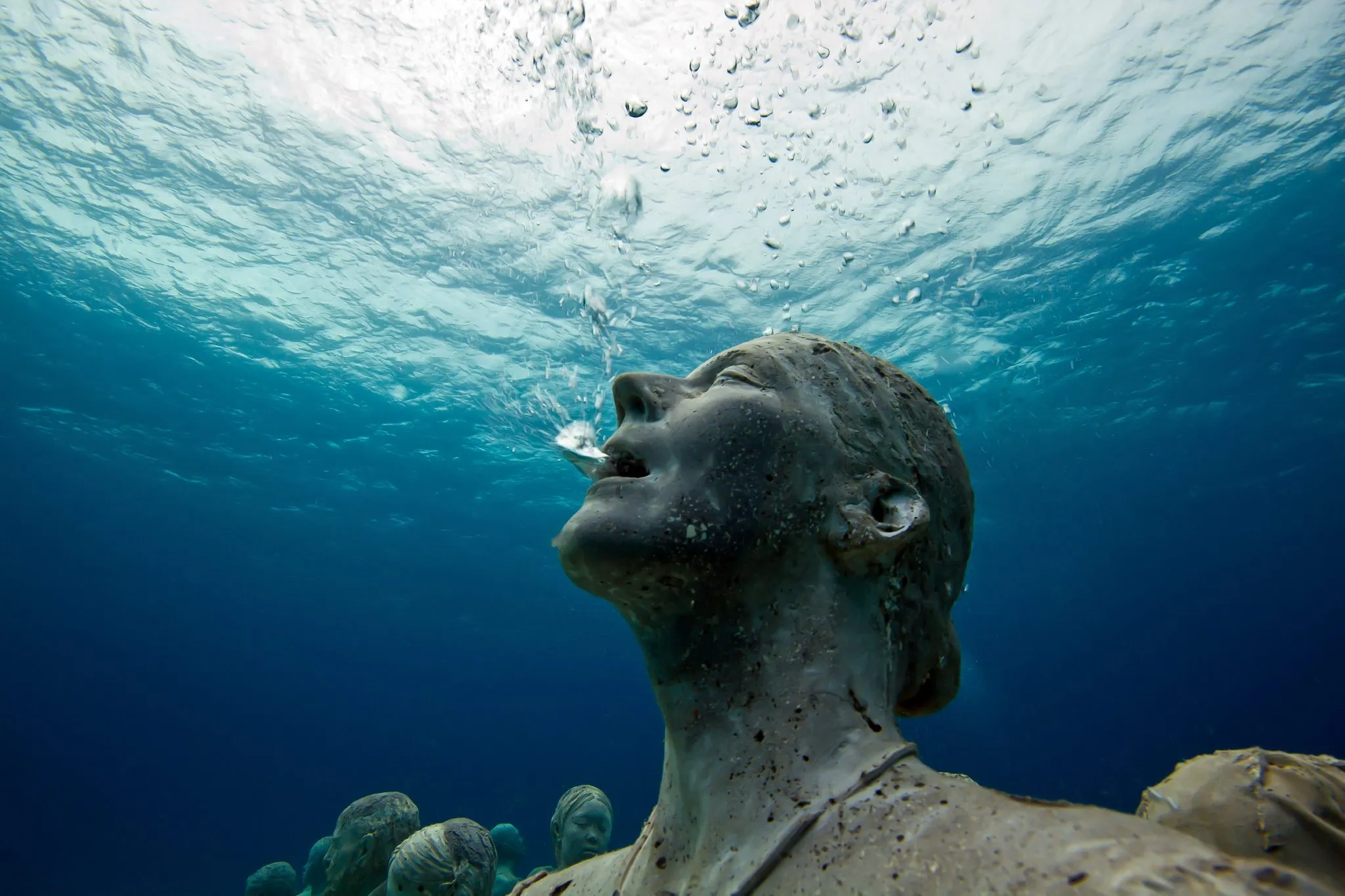 Человек в тихом океане. Подводный музей скульптур Канкун Мексика. Подводный музей Джейсон Тейлор. Подводный музей Джейсона де Кайрес Тейлора. Джейсон Тейлор скульптуры под водой.