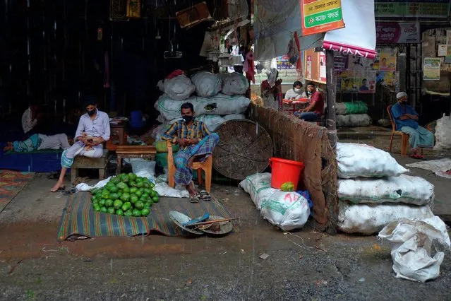 Vendors wait for customers during a government-imposed nationwide lockdown as a preventive measure against the COVID-19 coronavirus, in Dhaka on April 26, 2020. (Photo by Munir Uz Zaman/AFP Photo)