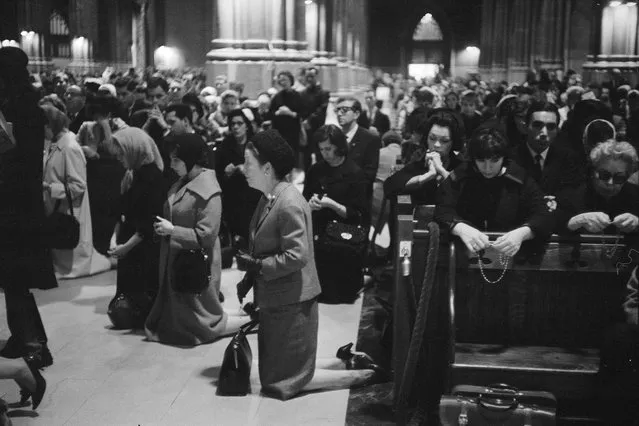 Mourners pray on their knees in the pews and aisles of St. Patrick's Cathedral in New York City after the assassination of President John F. Kennedy in Dallas, Texas on November 22, 1963. (Photo by Bettmann/Getty Images)