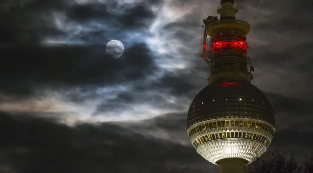 The television tower is pictured against the backdrop of clouds and the moon in Berlin November 6, 2014. (Photo by Hannibal Hanschke/Reuters)