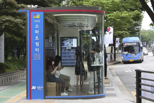A bus shelter designed to block people with fever amid a spread of the coronavirus, is installed at a bus stop in Seoul, South Korea, Friday, August 14, 2020. The glass panels-covered bus stops at a Seoul district, are equipped with thermal cameras that screen people for fevers and also automatic doors that doesn’t let in any one with high temperatures. The sign reads “Smart Shelter”. (Photo by Ahn Young-joon/AP Photo)