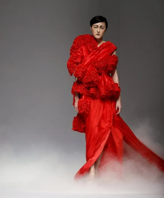 A model presents a creation from ECHO CHEN Collection at China Fashion Week S/S 2016 in Beijing, October 26, 2015. (Photo by Kim Kyung-Hoon/Reuters)