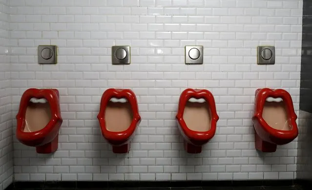 Urinals inspired by the Rolling Stones lips and tongue logo are seen in a bar in Paris, October 15, 2015. (Photo by Jacky Naegelen/Reuters)