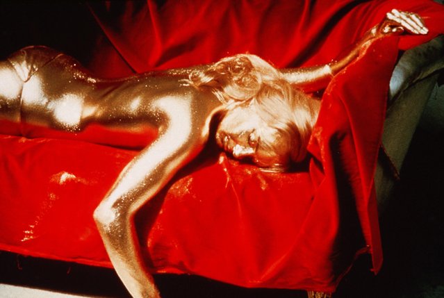 English actress’ Shirley Eaton’s performance in Goldfinger in 1964 made her the ultimate sеx symbol. (Photo by Kobal Collection/Rex Features)