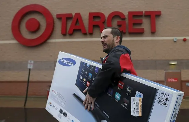 Ben Dobson carries his purchase of a television during Black Friday Shopping at a Target store in Chicago, Illinois, United States, November 27, 2015. (Photo by Jim Young/Reuters)