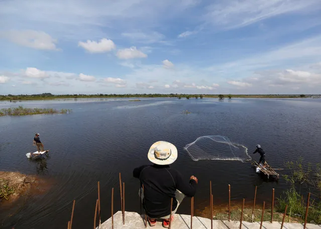 A man casts a fishing net into a lake in Kandal province, Cambodia, November 1, 2016. (Photo by Samrang Pring/Reuters)