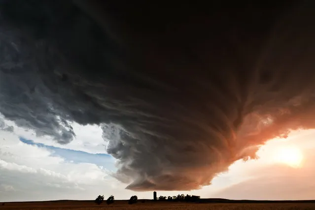 These stunning images show the phwoar-some power of some of Americas most extreme weather. Camille Seaman’s wondrous work features huge super cells, crashing lightning and gale-force winds. The roaming photographer has chased storms across the US from Iowa to Wyoming and from Minnesota to Texas. Her favorite places to chase are Kansas, Nebraska and South Dakota – notorious hotspots for spectacular storms. Here: this lovely monster over a farm, Lodgepole, Nebraska in 2012. (Photo by Camille Seaman/Caters News)