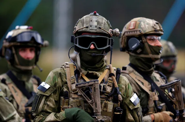 Members of Poland's special commando unit Lubliniec look on during the “Noble Sword-14” NATO international tactical exercise at the land forces training centre in Oleszno, Poland, September 9, 2014. (Photo by Kacper Pempel/Reuters)