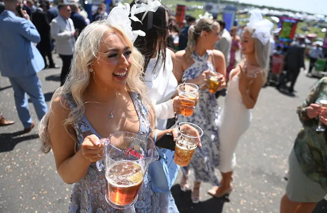 Race-goers enjoy a drink during the “Ladies Day” at the Epsom Derby in Epsom Downs, Britain, 02 June 2023. The Epsom Derby Festival of horse racing takes place on 02 and 03 June 2023. (Photo by Neil Hall/EPA)