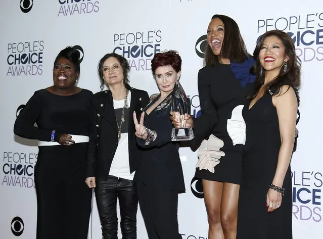 (L-R) Sheryl Underwood, Sara Gilbert, Sharon Osbourne, Aisha Tyler and Julie Chen from "The Talk" pose backstage with their award for Favorite Daytime TV Hosting Team during the People's Choice Awards 2016 in Los Angeles, California January 6, 2016. (Photo by Danny Moloshok/Reuters)