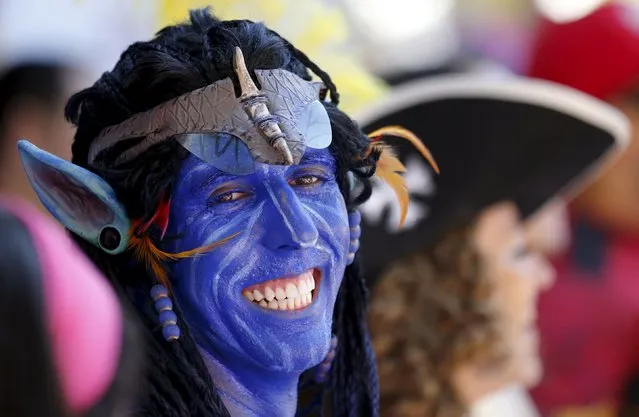 A reveller with his face painted like a character from the movie “Avatar” takes part in the “Desliga da Justica” carnival parade during pre-carnival festivities in Rio de Janeiro, Brazil, January 23, 2016. (Photo by Sergio Moraes/Reuters)