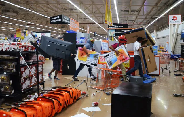 Dozens of people loot shops during an alleged protest against the increase in the gas prices, in the port of Veracruz, Mexico, 04 January 2017. According to media reports on 04 January, Mexican President Enrique Pena Nieto stated that his government will not tolerate people taking advantage of protests against the rise of gasoline, which have featured acts of vandalism. (Photo by Luis Monroy/EPA)