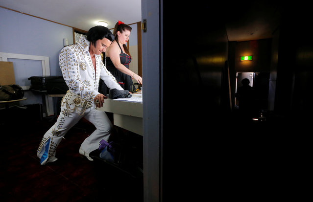 Elvis tribute artist Stephen Fletcher from Queensland stretches in the dressing room before performing in the final of the Ultimate Elvis tribute artist competition at the 25th annual Parkes Elvis Festival in the rural Australian town of Parkes, west of Sydney, January 14, 2017. (Photo by Jason Reed/Reuters)