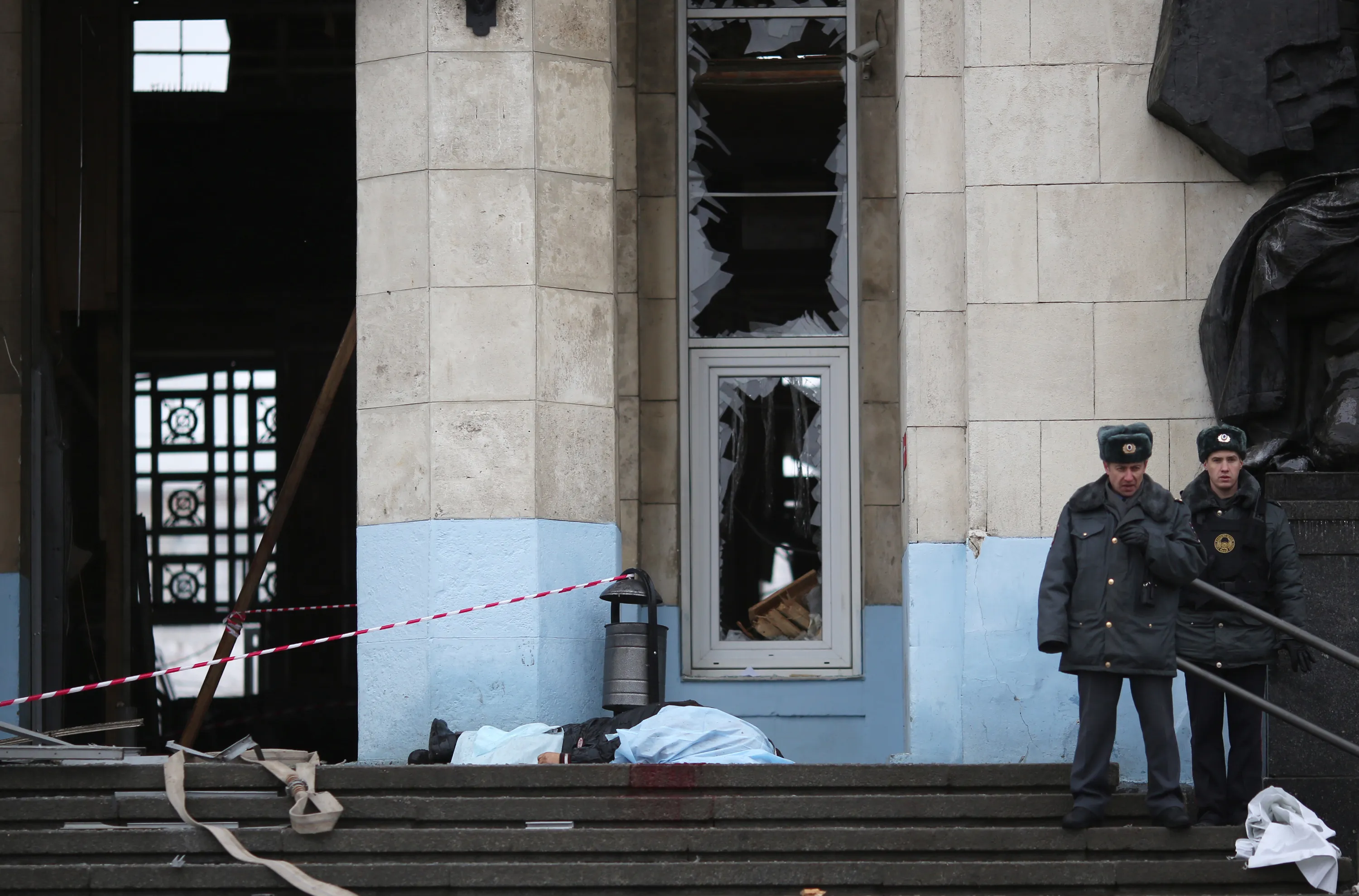 Во сколько произошел теракт вчера. 29 Декабря 2013 Волгоград теракт. Теракт в Волгограде 2013 вокзал. Взрыв в Волгограде на вокзале 29.12.2013. Взрыв вокзала в Волгограде.