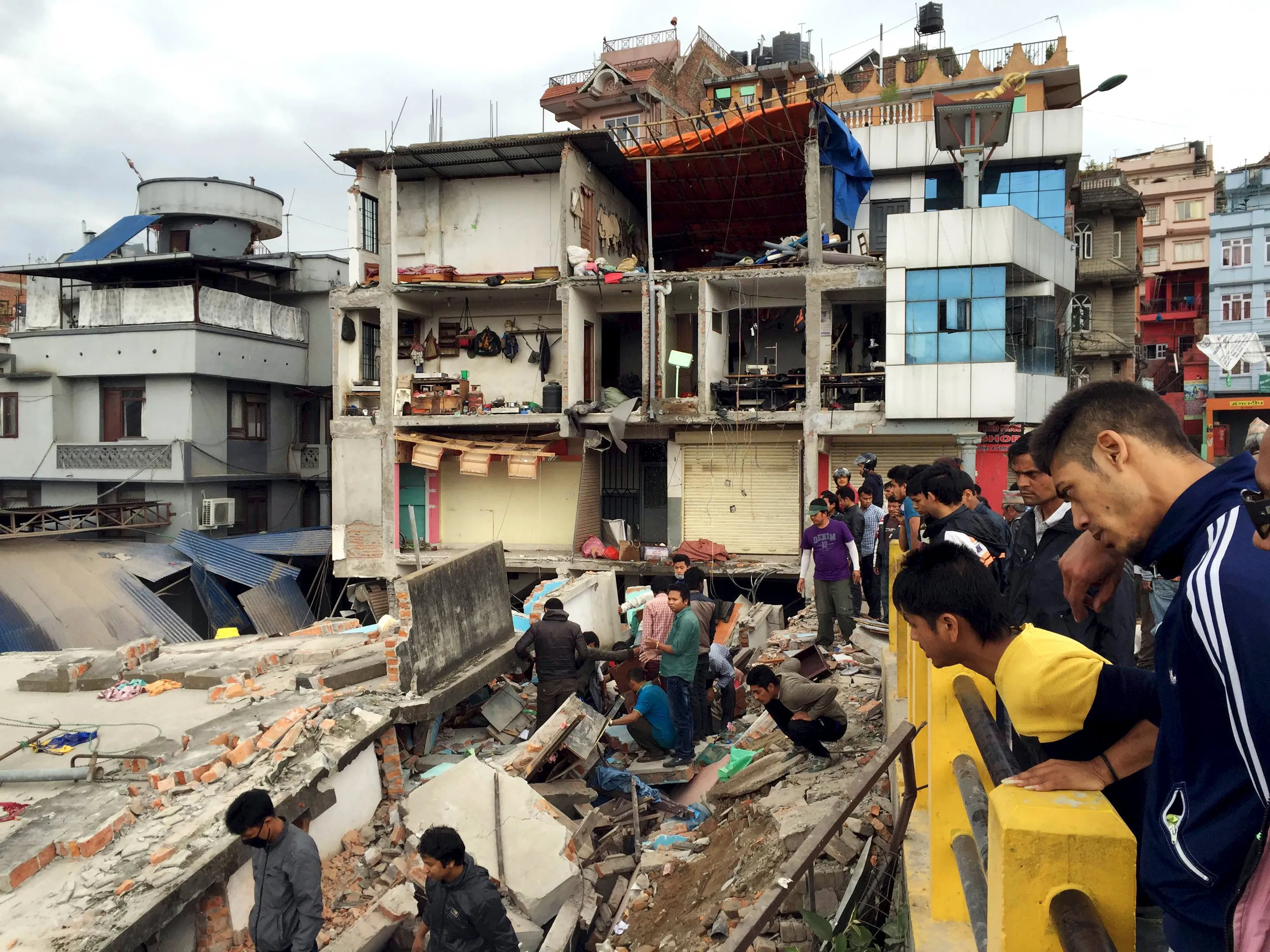 Землетрясение 25 лет. Землетрясение в Непале. Землетрясение фото. Непал 2015 землетрясение жертвы. Бангладеш землетрясение.