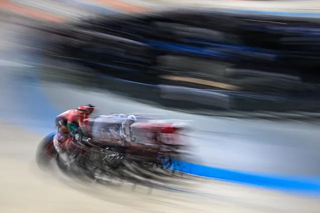 Cyclists compete in the Men's Elimination race during the first day of the UEC European Track Cycling Championships at the Omnisport indoor arena in Apeldoorn, on January 10, 2024. (Photo by John Thys/AFP Photo)