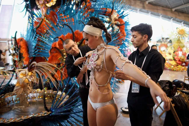 Nominee Yolanda Mendoza (C) prepares at backstage for her performance on Queen of the 2013 Santa Cruz carnival Gala on February 26, 2014 in Santa Cruz de Tenerife on the Canary island of Tenerife, Spain. (Photo by Pablo Blazquez Dominguez/Getty Images)