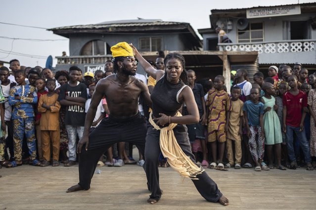 A professional artist performs during “Slum Party” a dance festival in the Oworoshoki district on mainland Lagos, Nigeria on September 29, 2024. (Photo by Olympia de Maismont/AFP Photo)