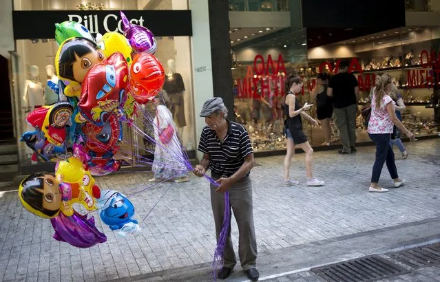 A man sells balloons on a shopping street in downtown Athens, Greece, August 22, 2015. European policymakers said on Friday they expected Greece to press on with reforms agreed under its new bailout regardless of Prime Minister Alexis Tsipras' decision to resign and seek new elections. Some investors, however, were concerned by the uncertainty surrounding new elections. (Photo by Stoyan Nenov/Reuters)