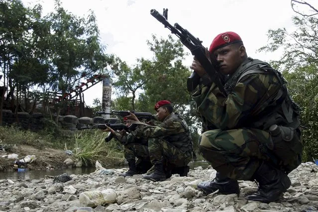 Venezuelan soldiers patrol close to the border with Colombia, as part of a special deployment, at San Antonio in Tachira state, Venezuela, August 23, 2015. Venezuela's closure of two border crossings with Colombia hurts innocent people, Colombia's President Juan Manuel Santos said on Saturday, adding that he hoped to speak to his Venezuelan counterpart Nicolas Maduro to find a solution. (Photo by Carlos Eduardo Ramirez/Reuters)