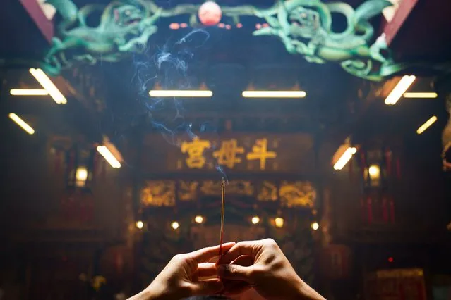 Ethnic Chinese offer prayers at a temple during the first day of Nine Emperor Gods festival in Kuala Lumpur, Malaysia, Monday, September 26, 2022. The festival, held for the first nine days of the ninth month in Chinese lunar calendar, is a ceremony to welcome the Nine Emperor Gods believed to live in the stars in heaven under the reign of “Thien Hou”, or the Queen of Heaven, who bring good fortune, longevity, and good health. (Photo by Vincent Thian/AP Photo)