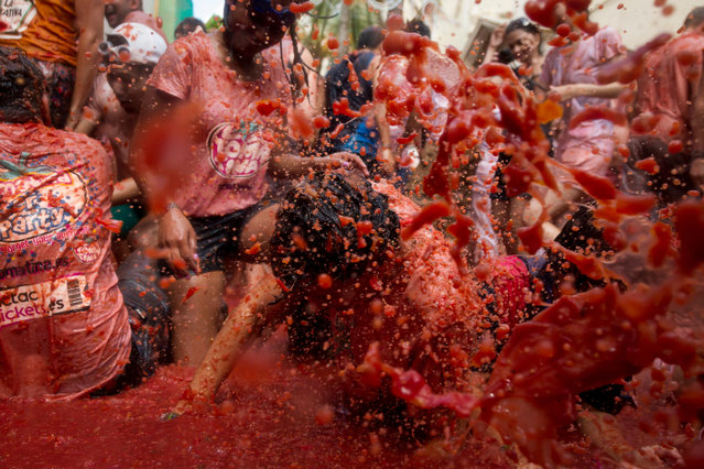 The annual “Tomatina”, tomato fight fiesta, in the village of Bunol, Valencia, Spain, Wednesday, August 31, 2016. (Photo by Alamy Live News)