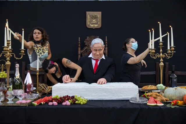 Team members of Israeli artist Itay Zalait, work on an installation depicting Prime Minister Benjamin Netanyahu at a mock “Last Supper” at Rabin square in Tel Aviv, Israel, Wednesday, July 29, 2020. The installation, placed in a central Tel Aviv square on Wednesday, in the latest twist in a summer of protests against Netanyahu and his lengthy rule. (Photo by Oded Balilty/AP Photo)