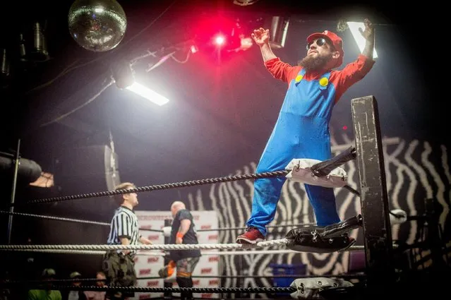 Lil Mario hypes up the crowd before wrestling at On The Rocks in Cleveland, Ms., on February 9, 2018. (Photo by Emily Kask/AFP Photo)