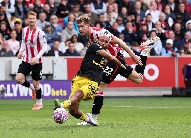 Manchester United's Cameroonian midfielder #19 Bryan Mbeumo is fouled by Brentford's Irish defender #22 Nathan Collins for a penalty during the English Premier League football match between Brentford and Manchester United at the Gtech Community Stadium in London on September 27, 2025. (Photo by Justin Tallis/AFP Photo)