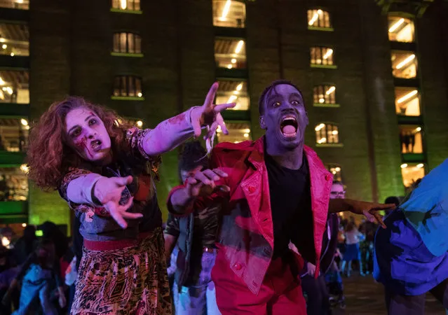 Professional dancers dressed as zombies perform Michael Jackson's Thriller in front of Granary Square to celebrate Halloween in London, Britain, 31 October 2016. (Photo by Hayoung Jeon/AFP Photo)