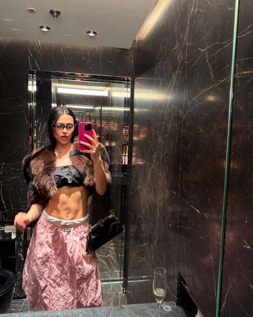 American model Amelia Gray shows off her abs on November 30, 2025. (Photo by ameliagray/Instagram)