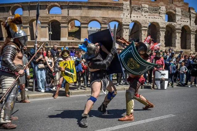 Performers of the historical group (Gruppo Storico Romano) dressed as ancient Roman centurions take part in the parade to celebrate the anniversary of the foundation of the eternal city, on April 24, 2022 in Rome, Italy. Rome's birthday, on 21 April, is known as “Natale di Roma”. This year the city celebrate its 2775th birthday. Traditionally the Eternal City marks its birthday with historical re-enactments of ancient Roman rituals, costumed parades and gladiator fights in the Circus Maximus. (Photo by Antonio Masiello/Getty Images)