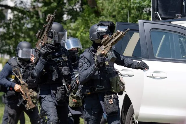 French gendarmes inspect the site where a suspect has been seen after a municipal policewoman was attacked with a knife on May 28, 2021, in La Chapelle-sur-Erdre, near Nantes, western France (Photo by Loic Venance/AFP Photo)