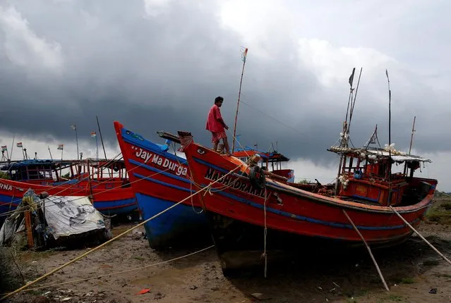 A fisherman ties his boat on a shore ahead of Cyclone Yaas in Digha in Purba Medinipur district in the eastern state of West Bengal, India, May 25, 2021. (Photo by Rupak De Chowdhuri/Reuters)