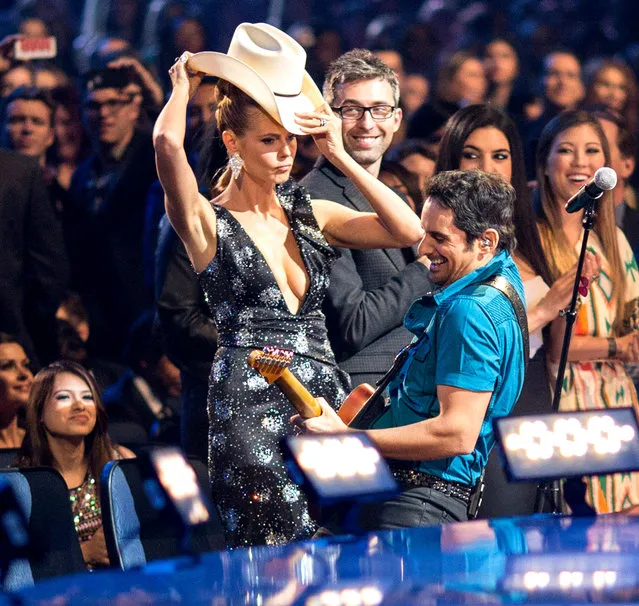 Musician Brad Paisley (R) and model Heidi Klum attend The 40th Annual People's Choice Awards at Nokia Theatre L.A. Live on January 8, 2014 in Los Angeles, California. (Photo by Christopher Polk/Getty Images for The People's Choice Awards)