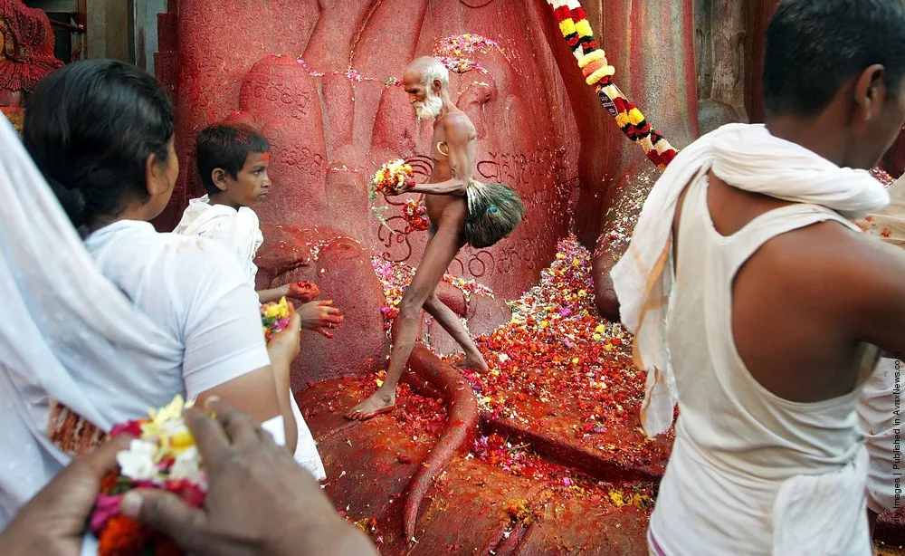 Jain Pilgrims Attend Mahamastak Abhisheka