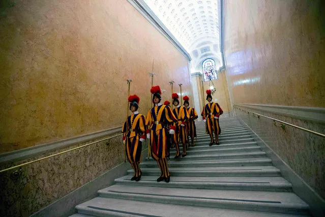 Swiss Guards walk down a staircase in the Vatican after the private audience between the Prime Minister of East Timor Rui Maria de Araujo and Pope Francis, on March 3, 2016 in Rome. (Photo by Alessandra Tarantino/AFP Photo)