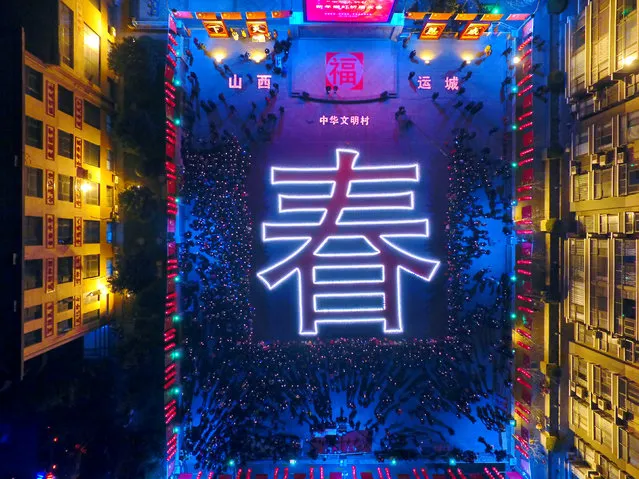 Installation of giant Chinese character meaning “spring” is lighten up during a celebration event ahead of China's Spring Festival in Yuncheng, Shanxi province, China, January 20, 2017. (Photo by Reuters/Stringer)
