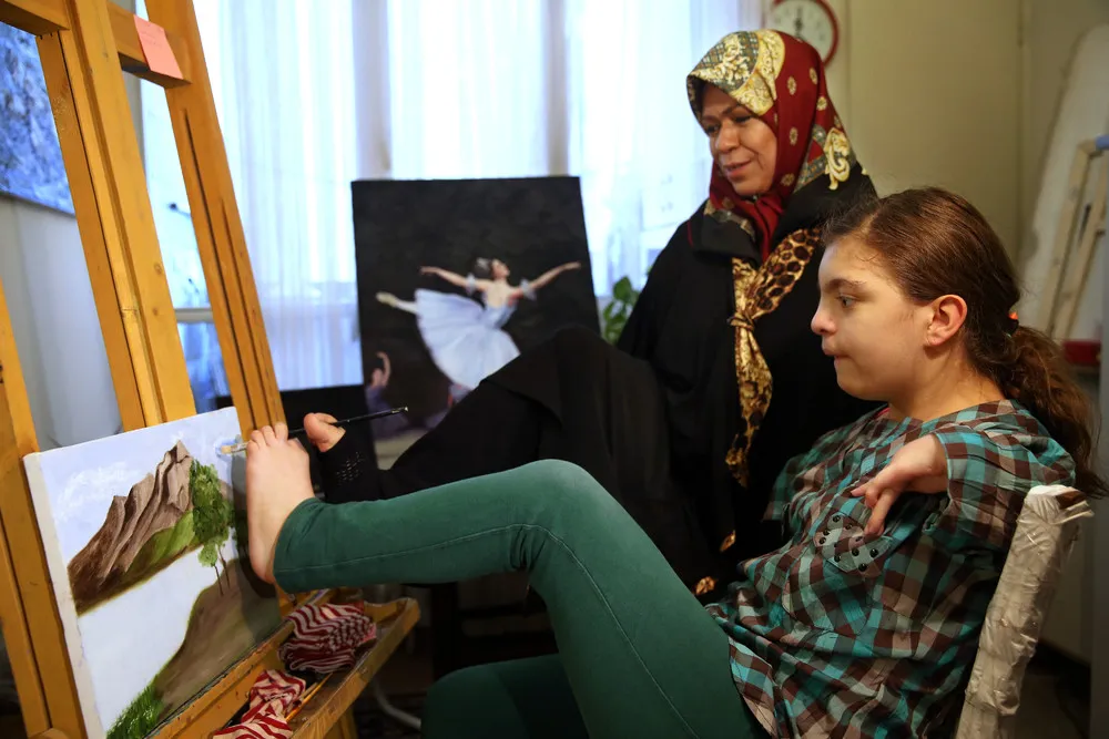 Iran Woman with No Arms Helps others to Live with Disability