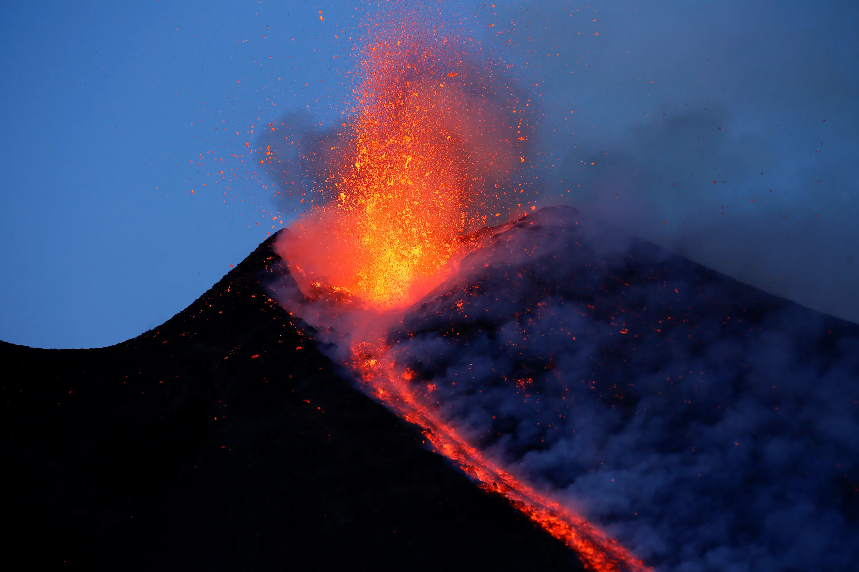 Что общего у землетрясений и вулканов. Вулкан Этна в Италии. Извержение вулкана Этна. Извержение вулкана Этна в Италии. Извержение вулкана Этан.