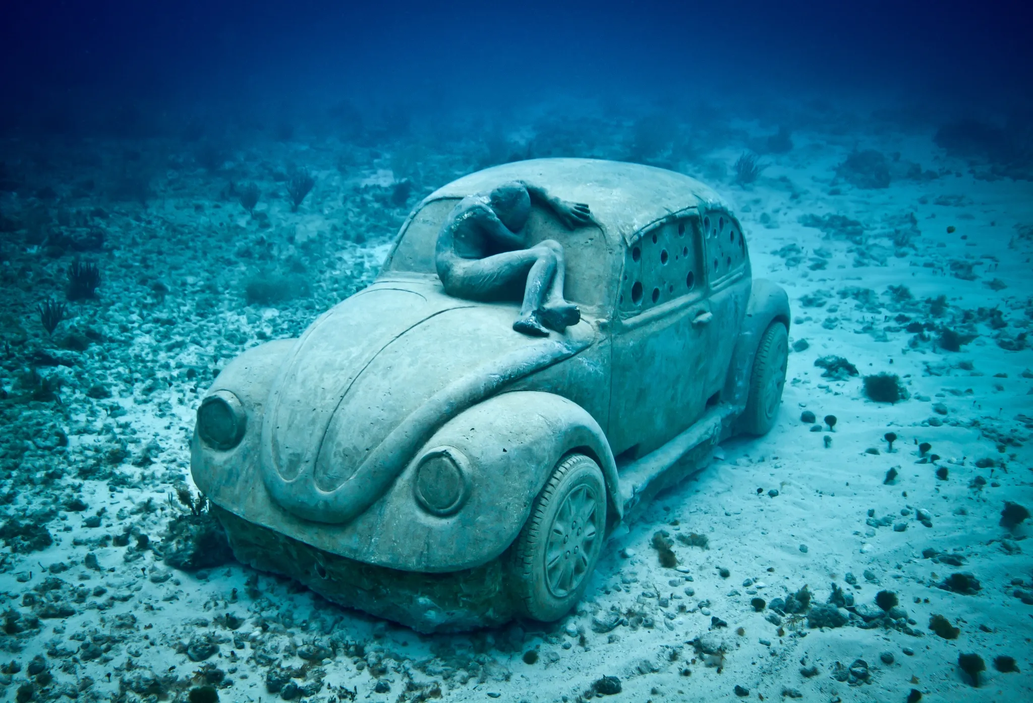 Рыба машина. Volkswagen Beetle by Jason DECAIRES Taylor. Машина на дне. Заброшенные машины под водой. Старая машина под водой.