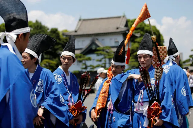Participants dressed in ancient Japanese costumes take part in a parade at the Imperial Palace during the Sanno Festival in Tokyo, Japan June 10, 2016. (Photo by Toru Hanai/Reuters)