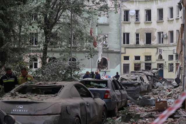 Rescuers at a site of a residential building hit by a Russian missile strike, amid Russia's attack on Ukraine, in Lviv, Ukraine on July 6, 2023. (Photo by Roman Baluk/Reuters)