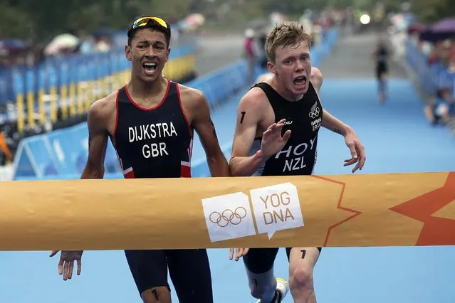 Britain's Ben Dijkstra (L) wins the men's triathlon race ahead of New Zealand's Daniel Hoy during the 2014 Nanjing Youth Olympic Games in Nanjing, Jiangsu province, August 18, 2014. (Photo by Aly Song/Reuters)