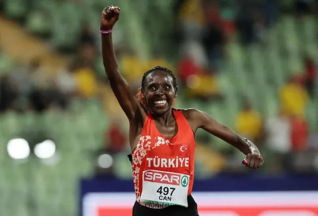Turkish national athlete Yasemin Can celebrates after winning the women's 10000 meters final during the 2022 Multi-Branch European Championship in Munich, Germany on August 15, 2022. (Photo by Wolfgang Rattay/Reuters)