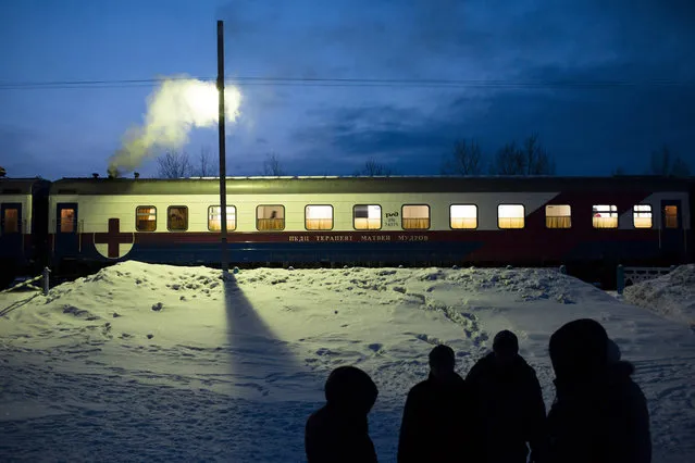 Train for the Forgotten by William Daniels – It was the most expensive infrastructure project of the Soviet era. The BAM, the Baikal-Amur Mainline, is the railway crossing Eastern Russia, running for more than 4000 kilometers, passing through remote villages with no amenities, and certainly no healthcare facilities, and where it can take a day or more to reach the nearest hospital. (Photo by William Daniels/Panos Pictures/National Geographic Magazine)